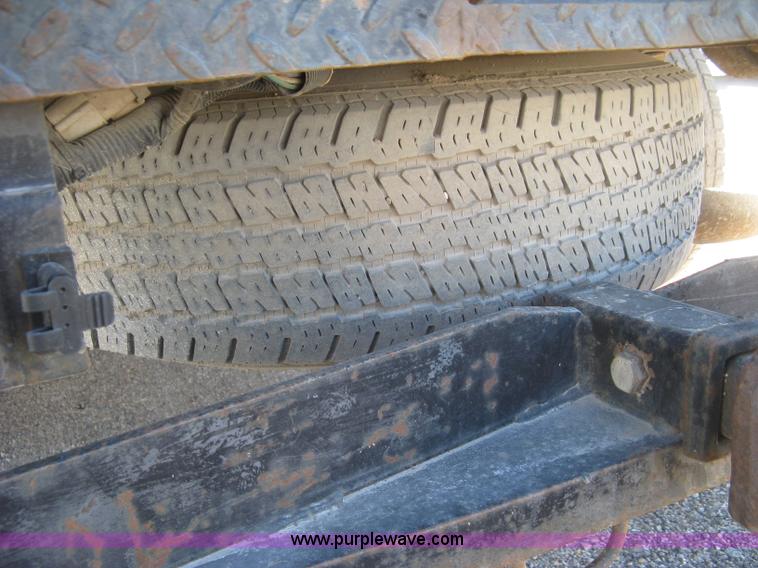 image for item K2861 2002 Ford F250 Super Duty XLT flatbed pickup truck