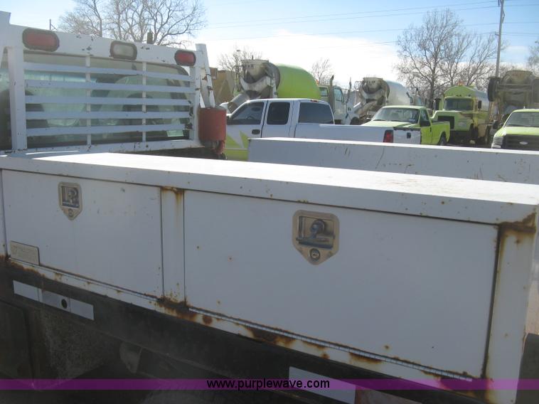 image for item K2861 2002 Ford F250 Super Duty XLT flatbed pickup truck