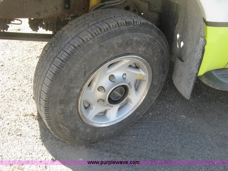 image for item K2861 2002 Ford F250 Super Duty XLT flatbed pickup truck