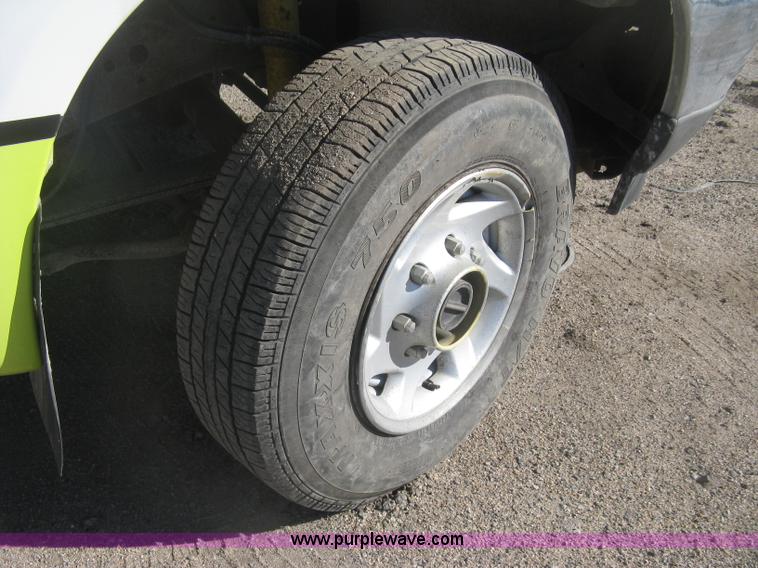 image for item K2861 2002 Ford F250 Super Duty XLT flatbed pickup truck