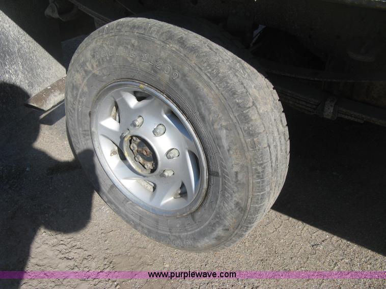 image for item K2861 2002 Ford F250 Super Duty XLT flatbed pickup truck