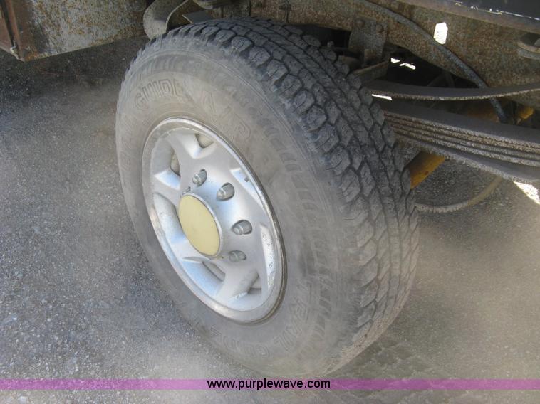 image for item K2861 2002 Ford F250 Super Duty XLT flatbed pickup truck