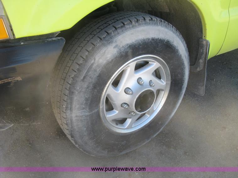 image for item K2863 2003 Ford F250 Super Duty XL pickup truck