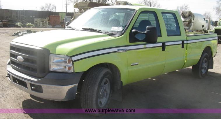 image for item K2865 2005 Ford F350 Super Duty XL Crew Cab pickup truck