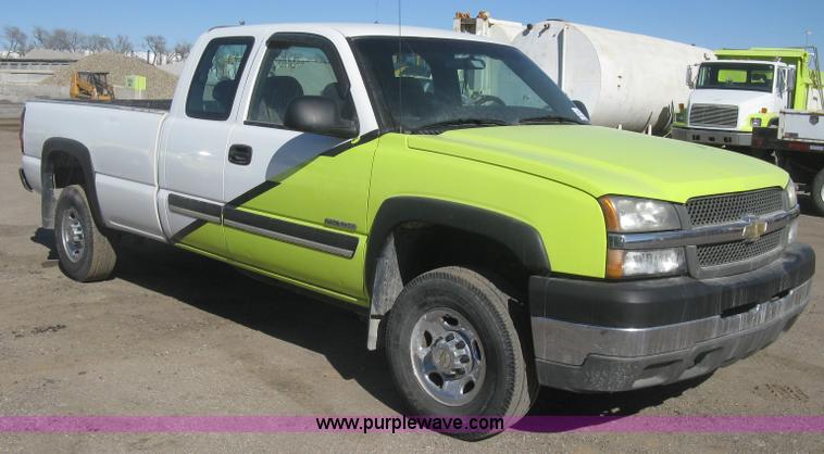 image for item K2866 2004 Chevrolet Silverado 2500HD Ext. Cab pickup truck