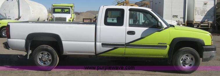 image for item K2866 2004 Chevrolet Silverado 2500HD Ext. Cab pickup truck