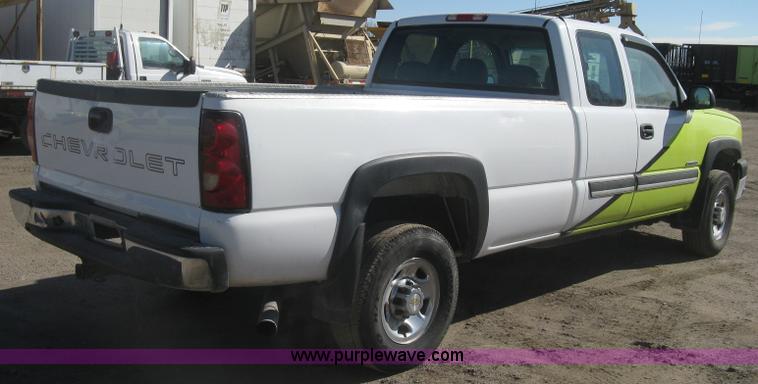 image for item K2866 2004 Chevrolet Silverado 2500HD Ext. Cab pickup truck
