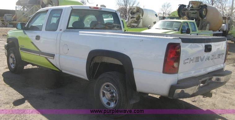 image for item K2866 2004 Chevrolet Silverado 2500HD Ext. Cab pickup truck