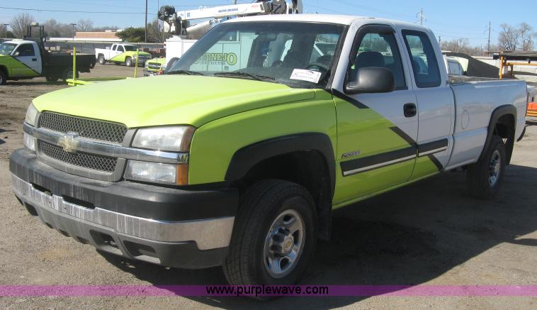 image for item K2866 2004 Chevrolet Silverado 2500HD Ext. Cab pickup truck