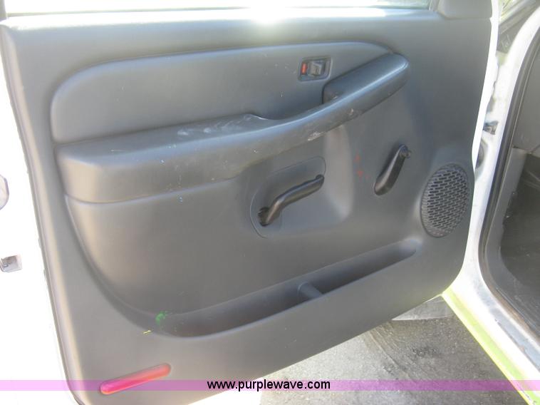 image for item K2866 2004 Chevrolet Silverado 2500HD Ext. Cab pickup truck