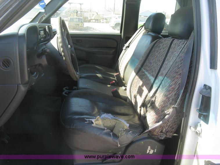 image for item K2866 2004 Chevrolet Silverado 2500HD Ext. Cab pickup truck