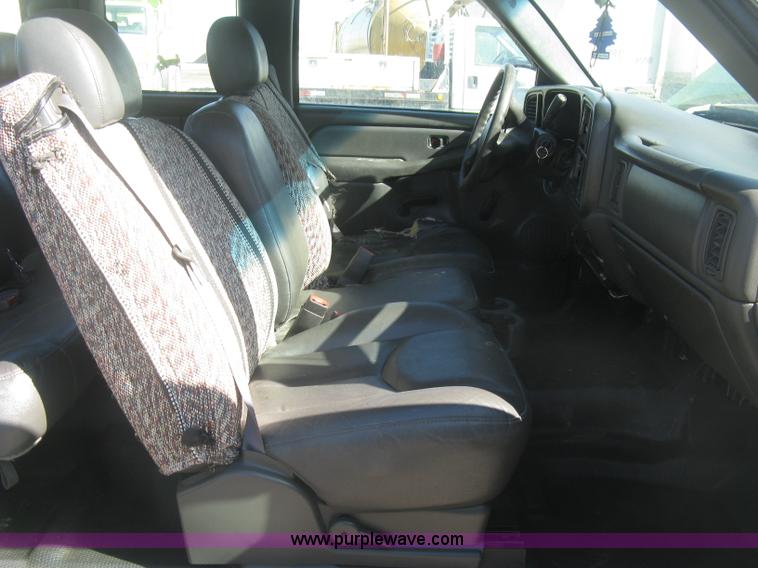 image for item K2866 2004 Chevrolet Silverado 2500HD Ext. Cab pickup truck