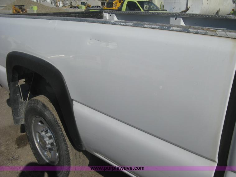 image for item K2866 2004 Chevrolet Silverado 2500HD Ext. Cab pickup truck
