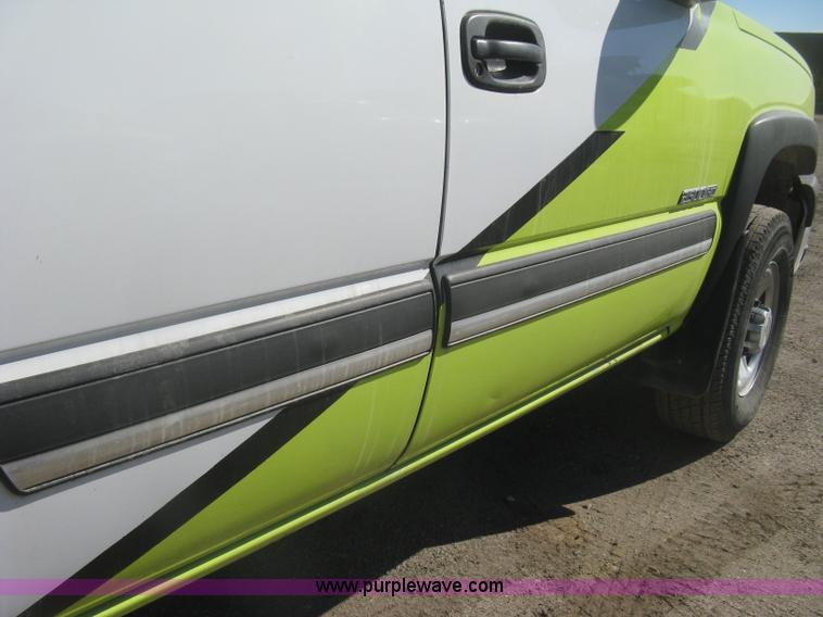 image for item K2866 2004 Chevrolet Silverado 2500HD Ext. Cab pickup truck