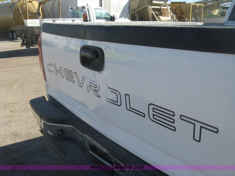 image for item K2866 2004 Chevrolet Silverado 2500HD Ext. Cab pickup truck