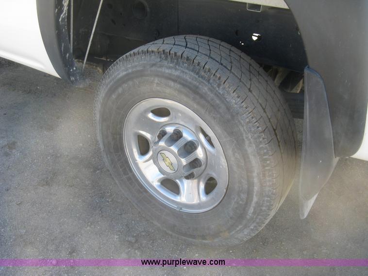 image for item K2866 2004 Chevrolet Silverado 2500HD Ext. Cab pickup truck