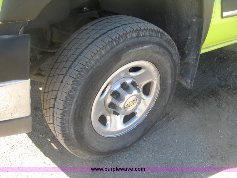 image for item K2866 2004 Chevrolet Silverado 2500HD Ext. Cab pickup truck