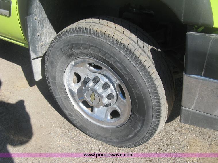 image for item K2866 2004 Chevrolet Silverado 2500HD Ext. Cab pickup truck