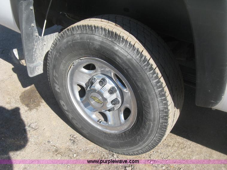 image for item K2866 2004 Chevrolet Silverado 2500HD Ext. Cab pickup truck