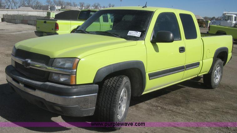 image for item K2867 2004 Chevrolet Silverado 1500 Ext. Cab pickup truck