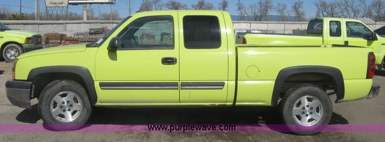 image for item K2867 2004 Chevrolet Silverado 1500 Ext. Cab pickup truck