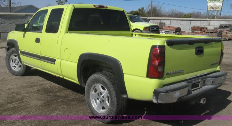 image for item K2867 2004 Chevrolet Silverado 1500 Ext. Cab pickup truck