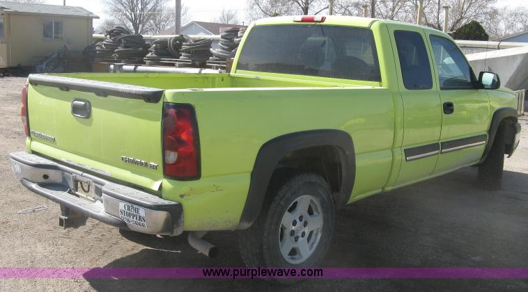 image for item K2867 2004 Chevrolet Silverado 1500 Ext. Cab pickup truck