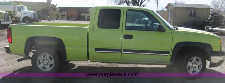 image for item K2867 2004 Chevrolet Silverado 1500 Ext. Cab pickup truck