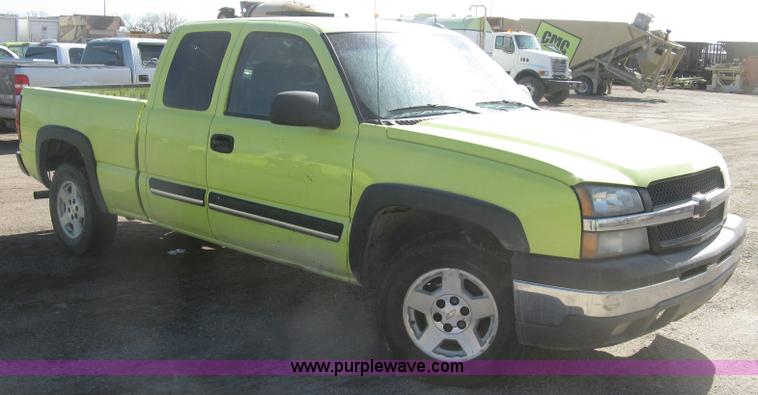 image for item K2867 2004 Chevrolet Silverado 1500 Ext. Cab pickup truck