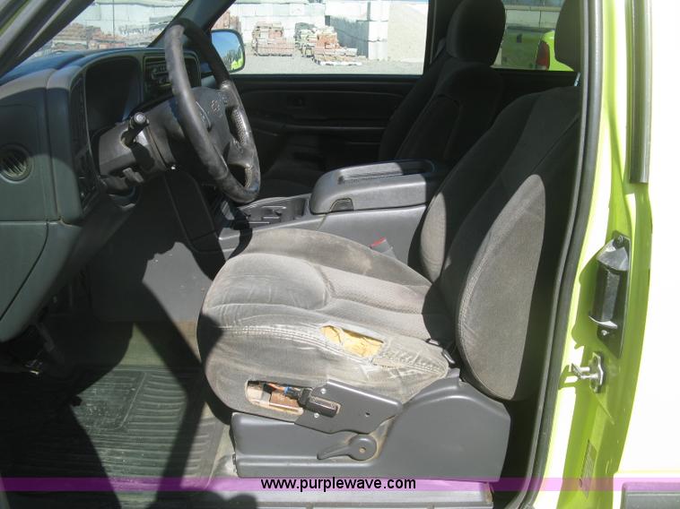 image for item K2867 2004 Chevrolet Silverado 1500 Ext. Cab pickup truck