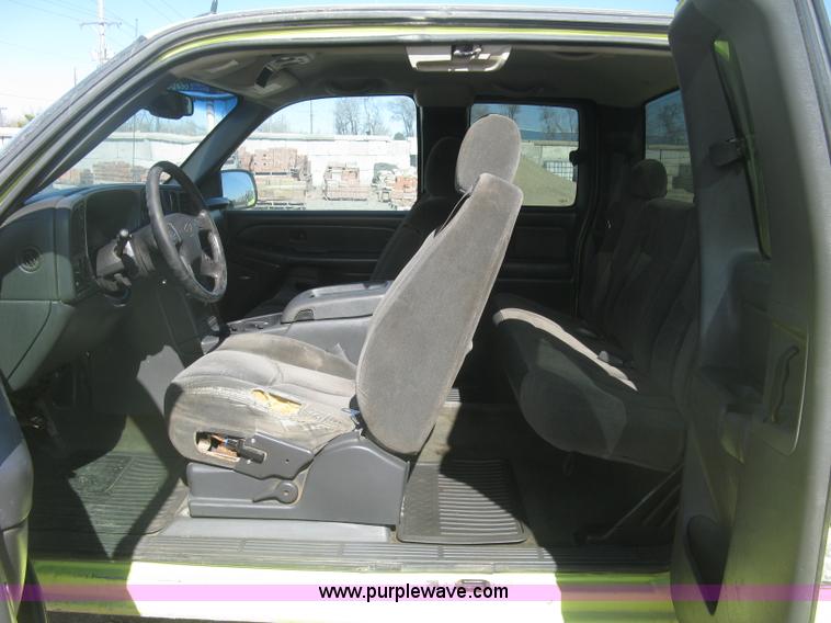 image for item K2867 2004 Chevrolet Silverado 1500 Ext. Cab pickup truck