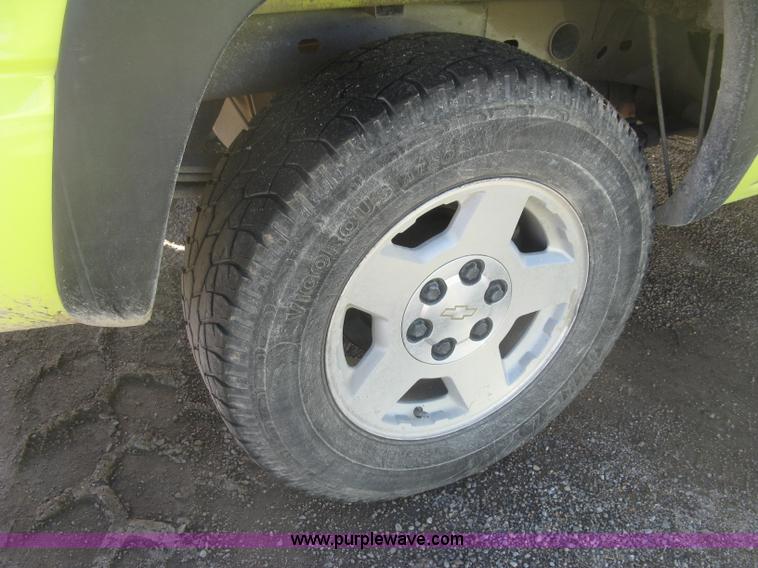 image for item K2867 2004 Chevrolet Silverado 1500 Ext. Cab pickup truck