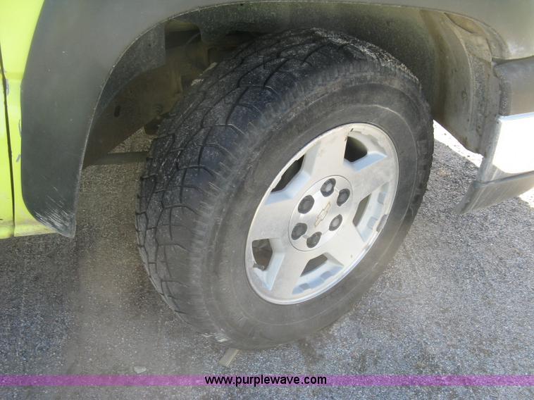 image for item K2867 2004 Chevrolet Silverado 1500 Ext. Cab pickup truck