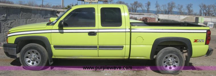 image for item K2868 2004 Chevrolet Silverado 1500 Z71 Ext. Cab pickup truck