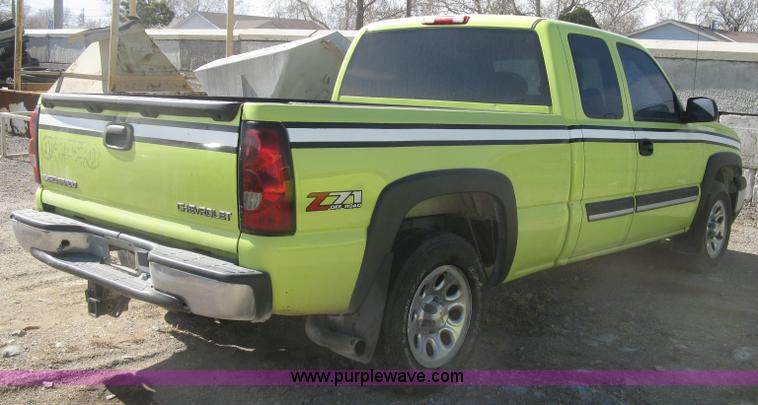 image for item K2868 2004 Chevrolet Silverado 1500 Z71 Ext. Cab pickup truck