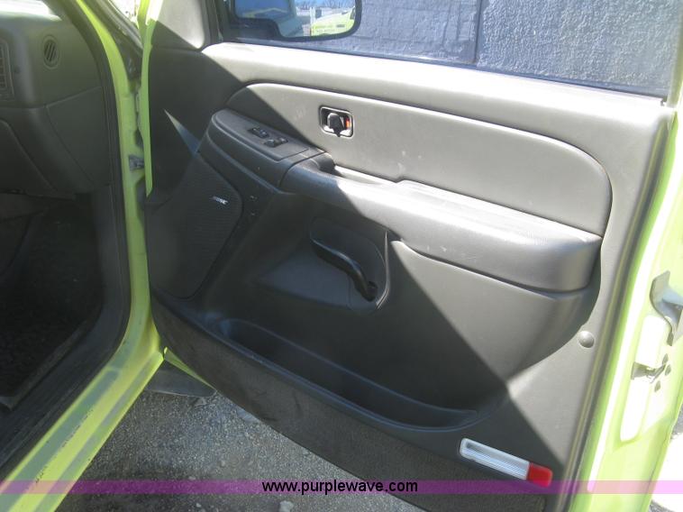 image for item K2868 2004 Chevrolet Silverado 1500 Z71 Ext. Cab pickup truck