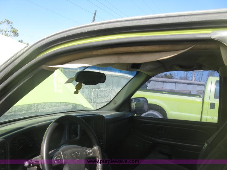 image for item K2868 2004 Chevrolet Silverado 1500 Z71 Ext. Cab pickup truck