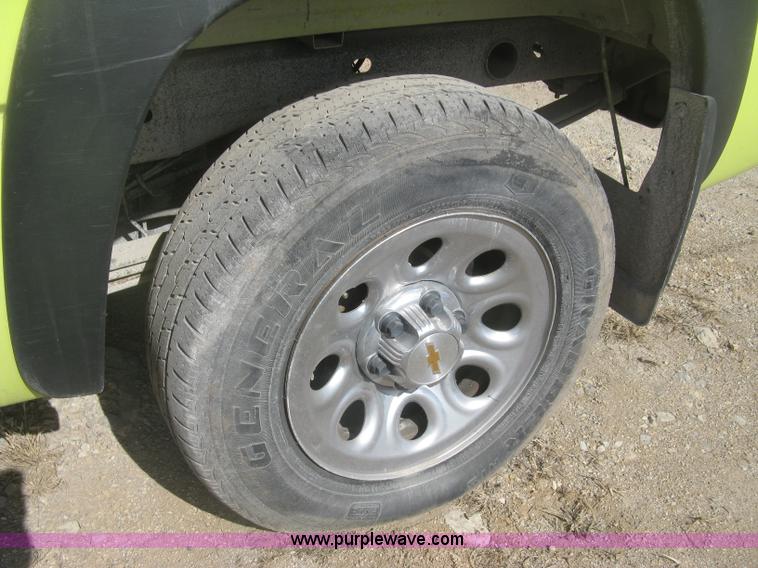 image for item K2868 2004 Chevrolet Silverado 1500 Z71 Ext. Cab pickup truck