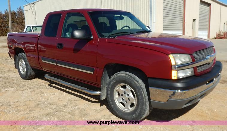 image for item K7298 2004 Chevrolet Silverado 1500 LS Ext. Cab pickup truck