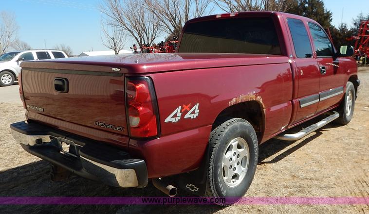 image for item K7298 2004 Chevrolet Silverado 1500 LS Ext. Cab pickup truck