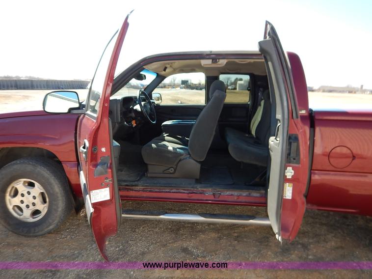 image for item K7298 2004 Chevrolet Silverado 1500 LS Ext. Cab pickup truck