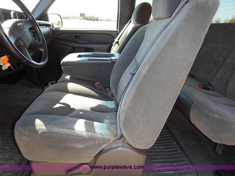 image for item K7298 2004 Chevrolet Silverado 1500 LS Ext. Cab pickup truck