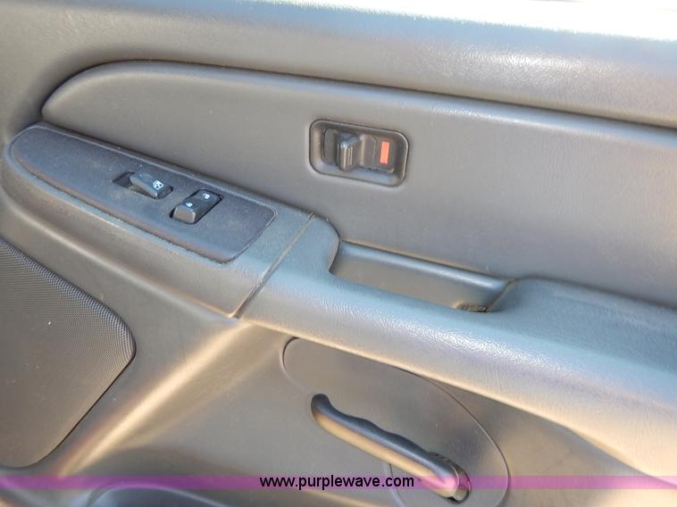 image for item K7298 2004 Chevrolet Silverado 1500 LS Ext. Cab pickup truck