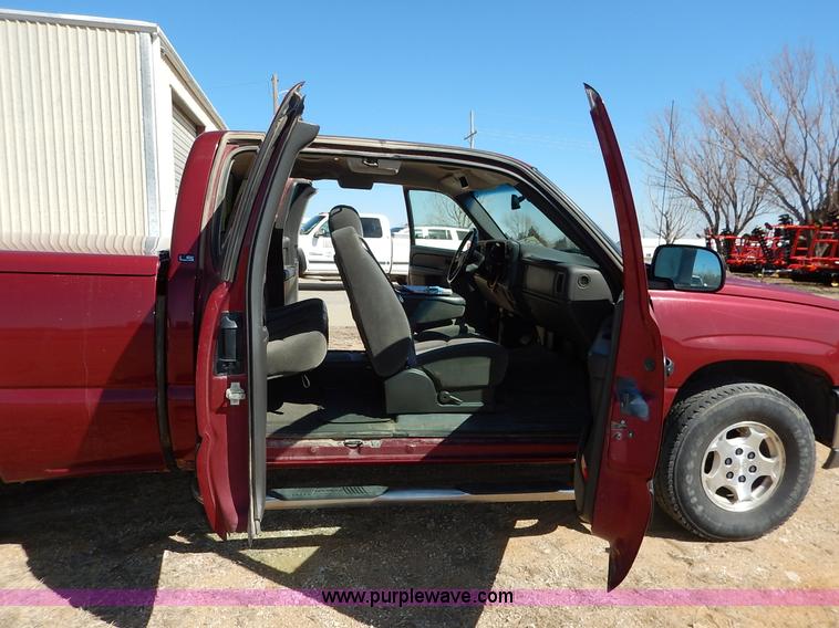 image for item K7298 2004 Chevrolet Silverado 1500 LS Ext. Cab pickup truck