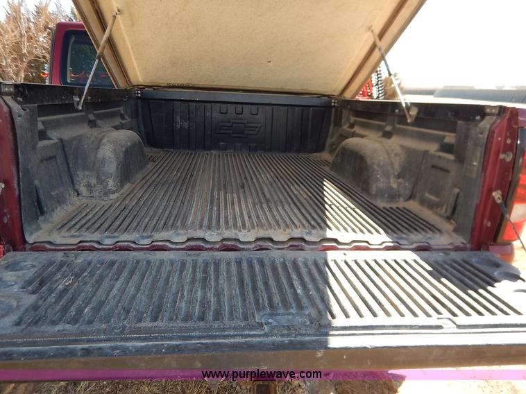 image for item K7298 2004 Chevrolet Silverado 1500 LS Ext. Cab pickup truck