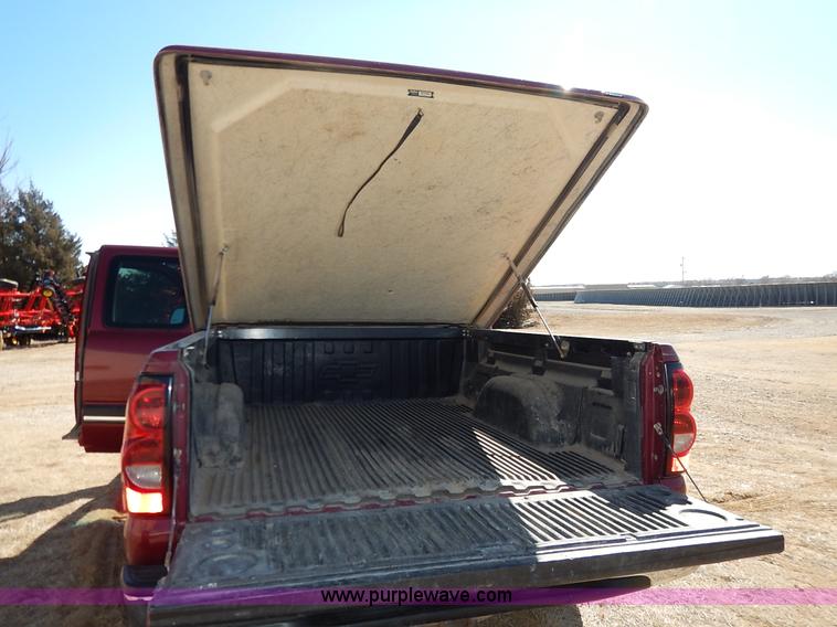 image for item K7298 2004 Chevrolet Silverado 1500 LS Ext. Cab pickup truck