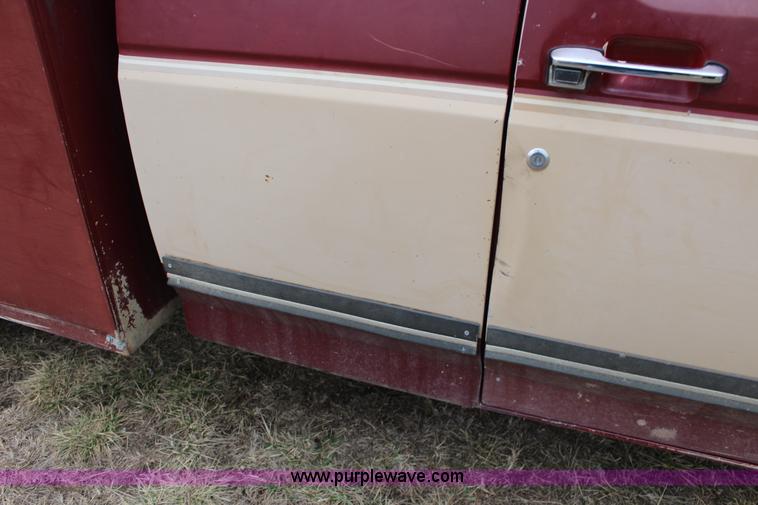 image for item L6572 1991 Ford F250 HD XLT Lariat SuperCab utility truck