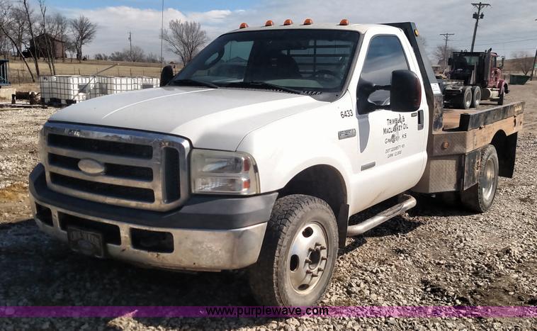 image for item L6622 2006 Ford F250 Super Duty flatbed pickup truck