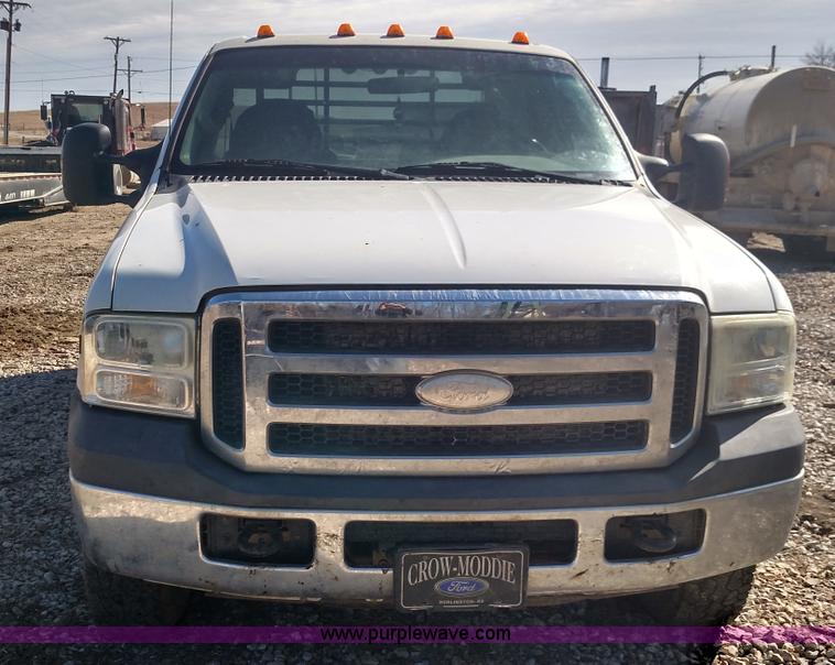image for item L6622 2006 Ford F250 Super Duty flatbed pickup truck