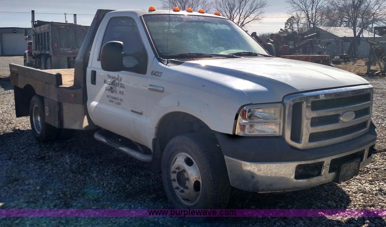 image for item L6622 2006 Ford F250 Super Duty flatbed pickup truck